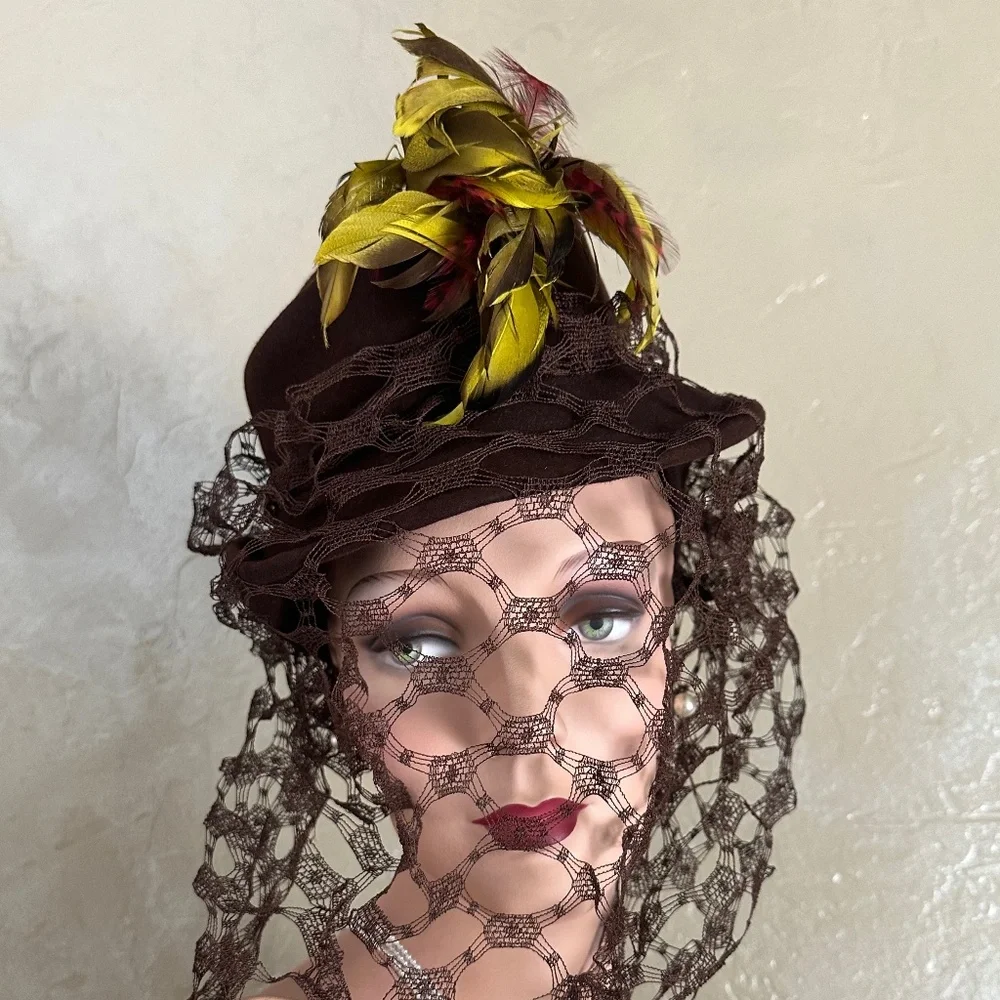 MESMERIZING 1940's BROWN FELT HAT. AMAZING FULL VEIL + YELLOW/BROWN/RED FEATHERS - Picture 1 of 14